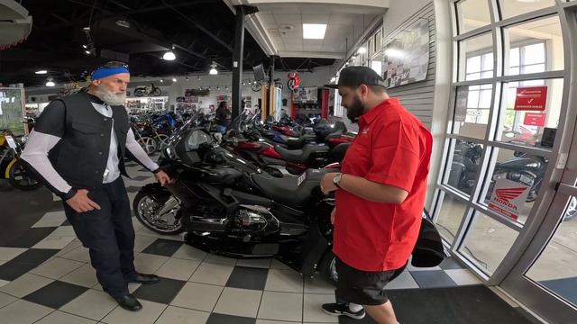 Stopped by DFW Honda in Grapevine Texas to see Honda Goldwings смотреть онлайн
