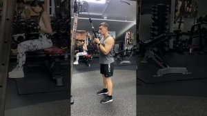 Разгибание рук с верхнего блока с канатом