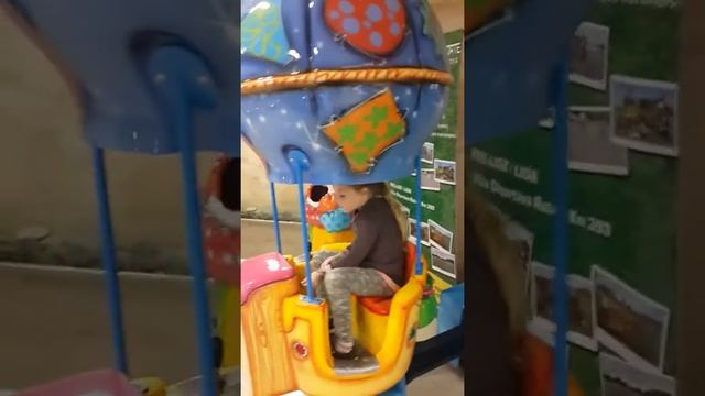 саша прыгает на скакалке, катаемся на аттракционах смотреть онлайн