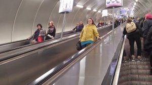 Эскалатор остановился .