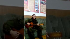 За собою дверь казармы