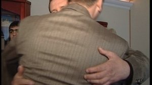 2002.05.17  Мегион  В. Игнатко поздравляет боксеров чемпионов мира