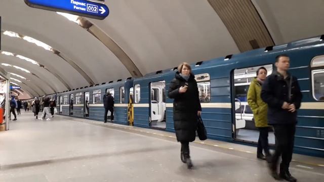 Метропоезд 81-717/714 Номерной на станции Удельная смотреть онлайн