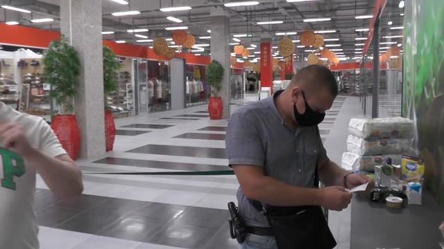 Неадекватный сотрудник охраны быкует и уезжает в отдел!!! смотреть онлайн