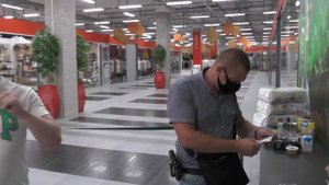 Неадекватный сотрудник охраны быкует и уезжает в отдел!!!