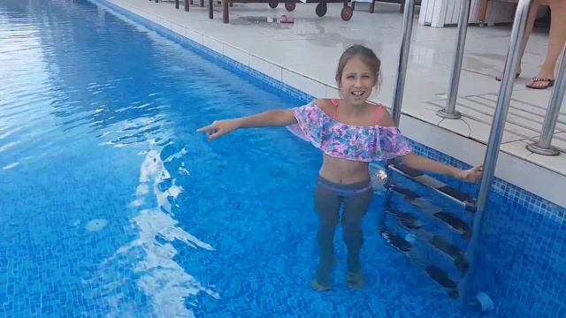 БАССЕЙН С САМЫМ КРАСИВЫМ ВИДОМ! 😍😍😍 SOFIA LIVE SHOW #BEST смотреть онлайн