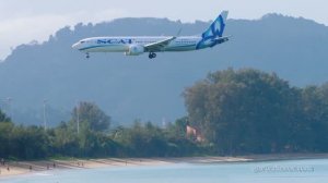 Боинг 737 MAX авиакомпании SCAT приземляется в аэропорту Пхукет, пляж Май Као.