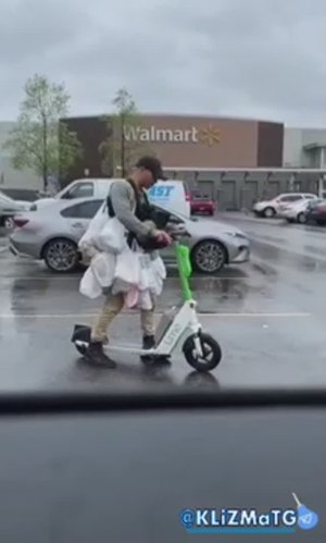 Как перевозить много вещей на самокате.