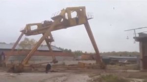 падение козлового крана