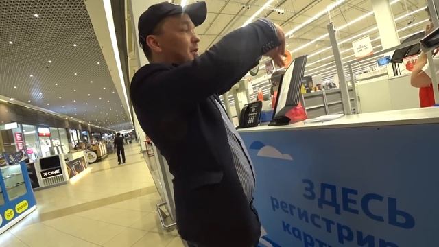 МЕНТЫ ХОТЯТ ЗАДЕРЖАТЬ / КОНЧЕНЫЙ СЕРВИС В АШАНЕ смотреть онлайн