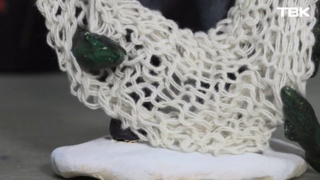 Как красноярские мастера создают игрушку «Енисейская снежная»
