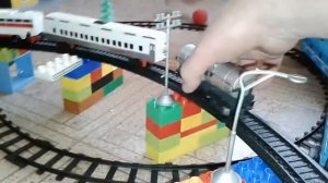 Детская железная дорога.играем с сыном.два яруса железнодорожных путей.метро и поезд.