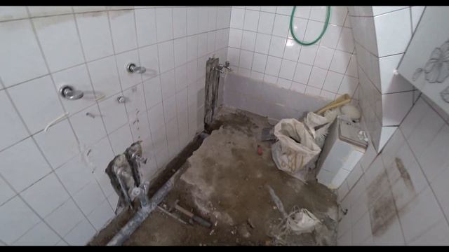 Работа в Корее, Ломаем пол в туалете