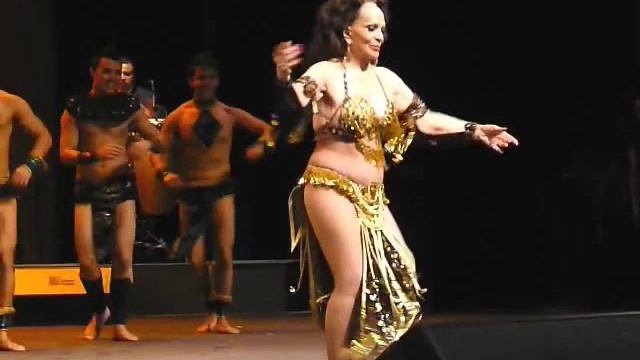 TONGOLELE, canta Vini, Vini, Vini. acompaña un set de fotos. смотреть онлайн