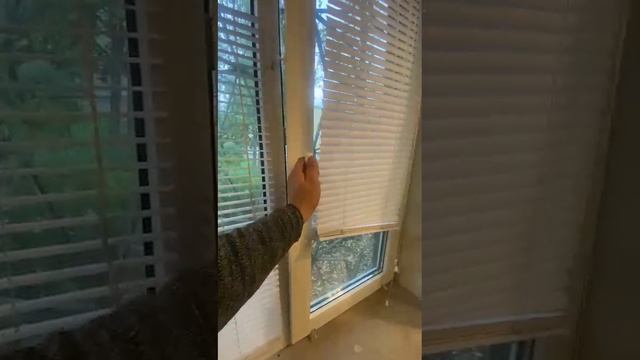 Заменили ножницы на окне ПВХ