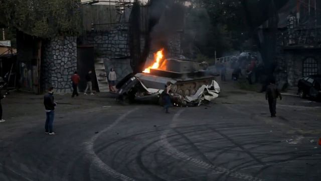 Повелители огня против танка. Шоу ТАНКИ против БИГ-ФУТОВ в  Парке Киноприключений!