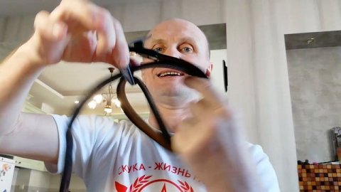 Обычный ремень вместо наручников