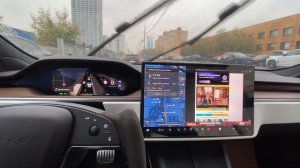Tesla Model S FSD видео в браузере в движении.