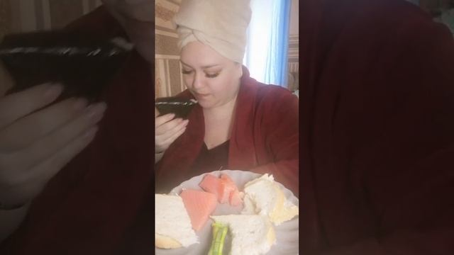 #еда #едимвкусно #едимвместе #мугбанг #едимдома #мукбанг #рыбка #онигири