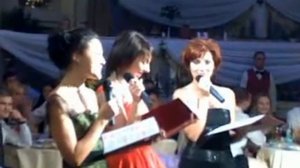 три подружки под окном