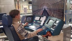 управляю на тренажёре машиниста метро поезд ока