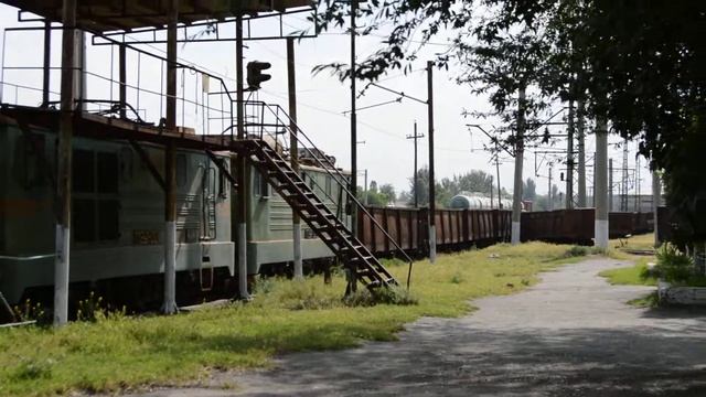 Электровозы ПЭУ1 на станции Пролетарск смотреть онлайн