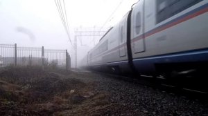 Сапсан в густом тумане проходит город Реутов