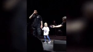 Баста в Оренбурге спел с 6-летней Кирой Лутовиной