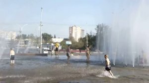 Дети у фонтана