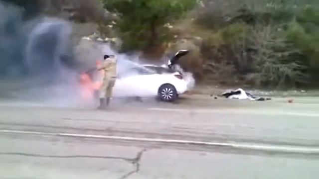 В Усть-Каменогорске парень потушил машину пока пожарные думали смотреть онлайн