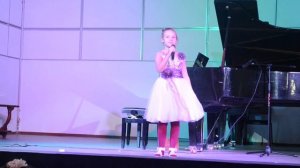 Песенка Ежик резиновый  исполняет Виктория Землякова