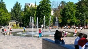 Мариуполь сегодня. В сквере у драмтеатра. 6 июня