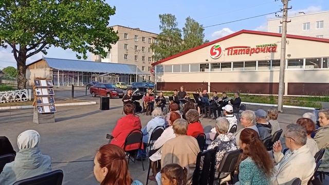 Над волнами. Вальс в сквере у музея в Окуловке смотреть онлайн