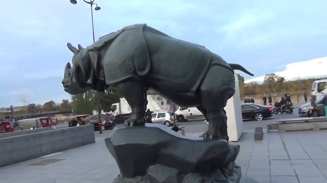 Париж, скульптури перед музеєм д'Орсе – слон, носоріг, кінь, частини світу.