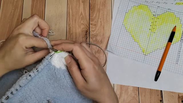 Плюшевый комбинезон для малыша на молнии с сердечком из Alize Softy. Комплект на выписку спицами смотреть онлайн