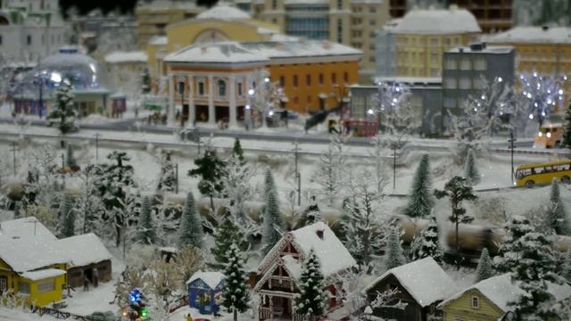 Зима, российская деревня, поезд.