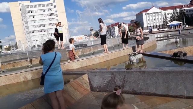 Купание детей в фонтане