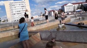Купание детей в фонтане