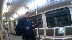 катаюсь между вагонов метро