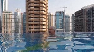 Бассейн отеля Marina Byblos в Дубай, ОАЭ. Swimming pool of the Marina Byblos hotel in Dubai, UAE.