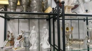 Элла Австралия и Иван Рыбников блогеры в антикварных рядах  😉