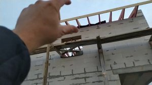 Леса для строительства крыши и для подшивки софитов