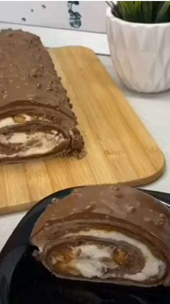 РЕЦЕПТ который Будут Просить Все Гости!🍫БИСКВИТНЫЙ РУЛЕТ «СНИКЕРС» от @pavelsizov_058