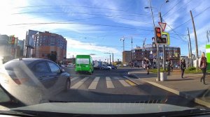 длинноногая девушка ожидает свой зелёный