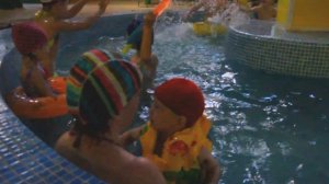 Новые ПРИКЛЮЧЕНИЯ в АКВАПАРКЕ? Рома и Маша весело купаются. Для детей kids children