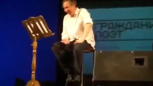 В сапогах, в потёртой блузе, с бодуна, во всей красе