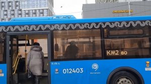 Автобус ЛиАЗ-6213.65 следует по маршруту КМ2 "м. Автозаводская - м. Орехово"