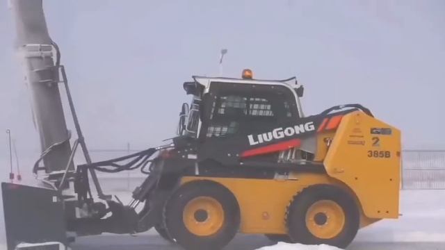 Шнекороторный снегоочиститель на мини-погрузчике  LiuGong CLG385B