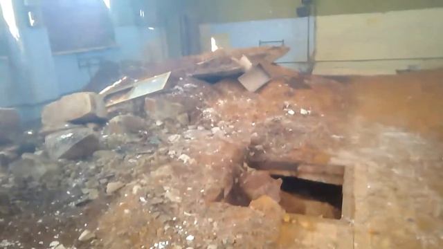 Заброшенный завод. Нашли противогаз.