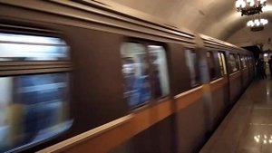Метропоезд Яуза прибывает на станцию метро Киевская.